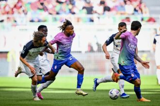 Samuel Chukwueze in AC Milan dribbling past players